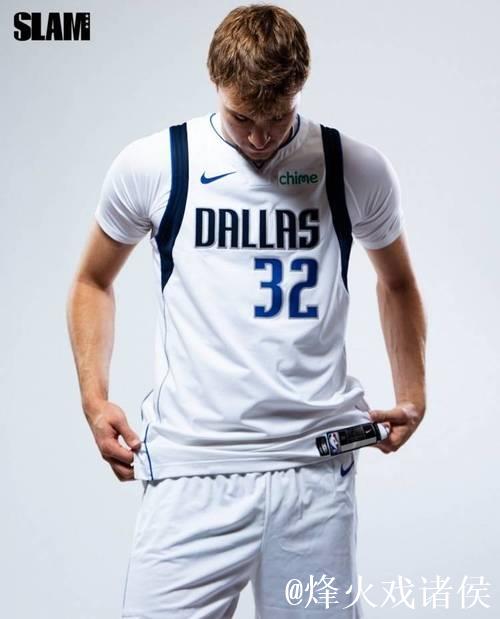 弗拉格左手突破上篮得分,首节高效砍下14分2篮板2助攻 弗拉格左手突破上篮得分,首节高效砍下14分2篮板2助攻