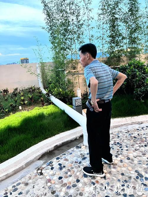 卢库米对小孔塞桑的出格举动:先抱起再重摔倒地 卢库米对小孔塞桑的出格举动:先抱起再重摔倒地